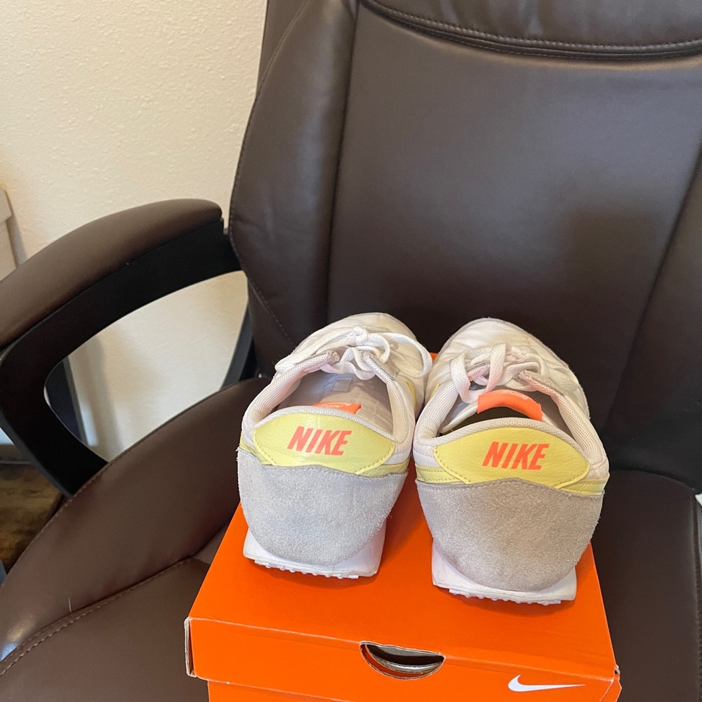 Women’s nike waffle  sneakers  size 10